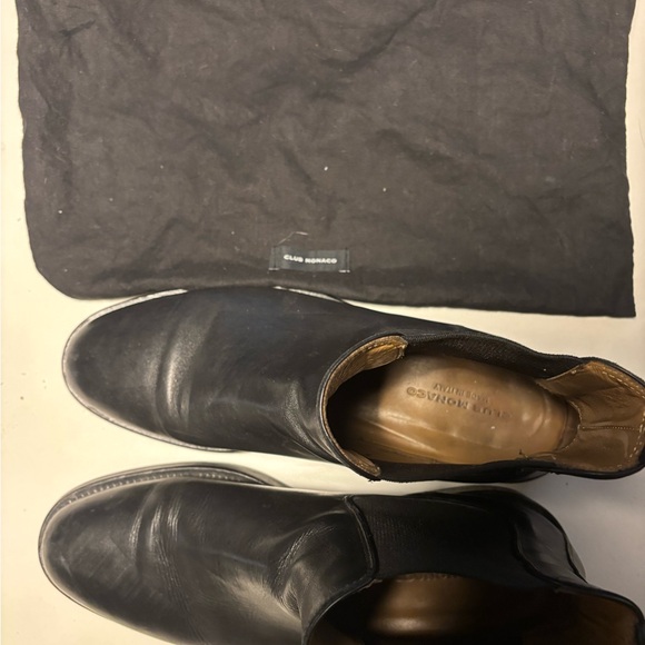 Club Monaco Black Chelsea Boots with Leather Finish and Elastic Side Panels - Picture 8 of 9